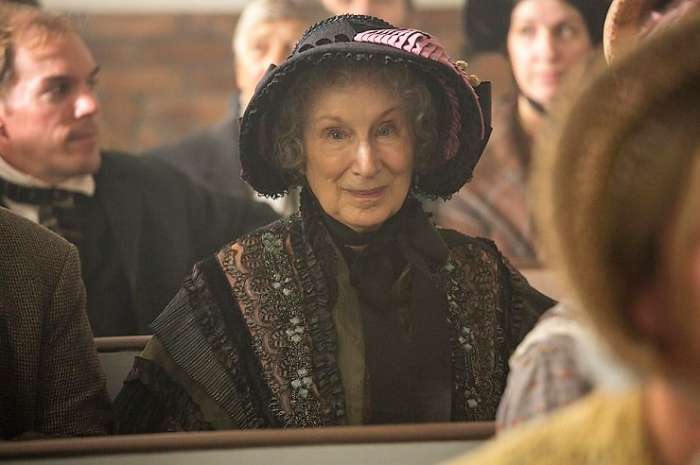 Margaret Atwood en un cameo durante el juicio de Grace. 