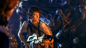 La Teniente Ripley en acción en un tenso pasaje de Aliens (1986)